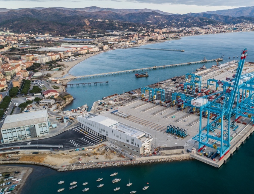Nuova piastra multifunzionale del porto di Vado Ligure: EDIFICIO AMMINISTRATIVO