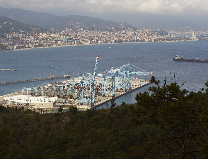 Nuova piastra multifunzionale del porto di Vado Ligure: EDIFICIO AMMINISTRATIVO